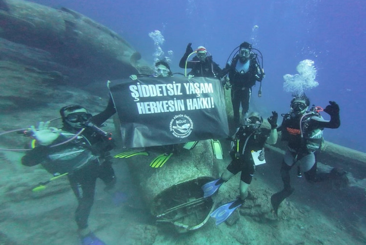 Reaction to Femicide from the IKU Underwater Club 