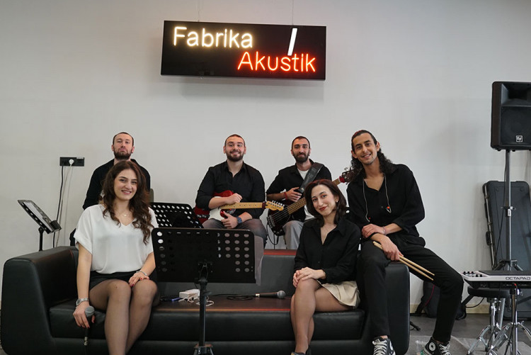 "Tasarım Fabrikası’nda Türkçe Pop Rüzgarı: Fabrika Akustik Konseri"