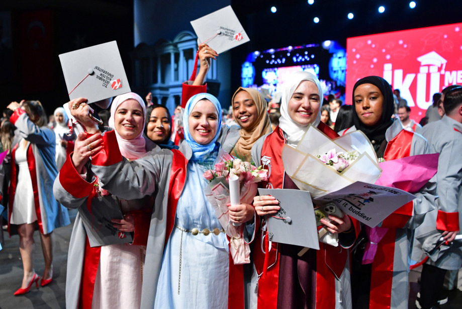 İKÜ Mezuniyet Törenleri’nde Eğitim Meşalesi Geleceğe Taşındı